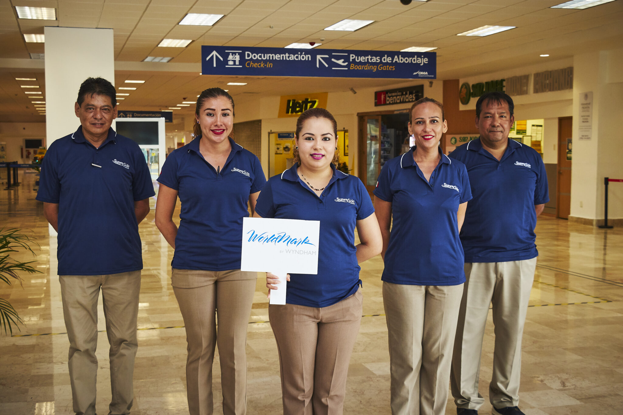 Puntuales, bilingües y listos para servirte.